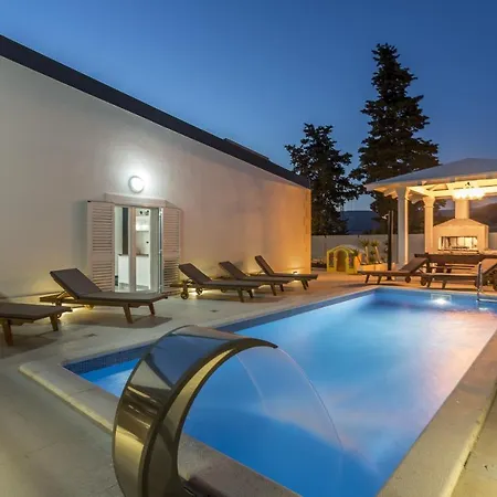 Вилла Luxury With A Swimming Pool - 13408 Сплит