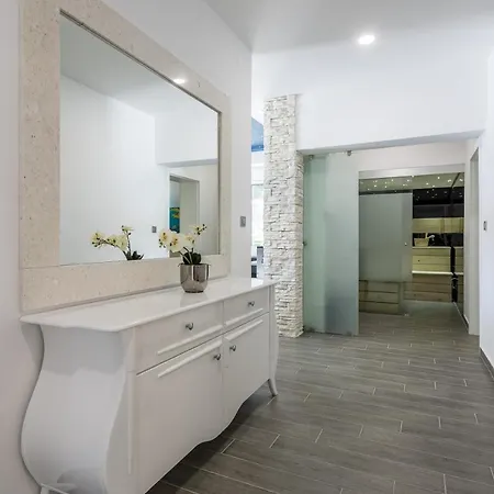 Villa Luxury With A Swimming Pool - 13408