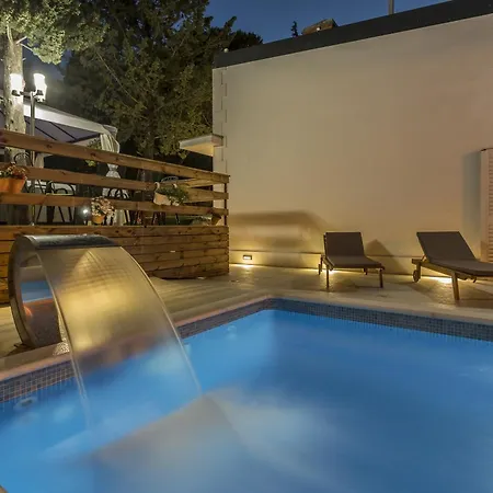 Luxury With A Swimming Pool - 13408 וילה