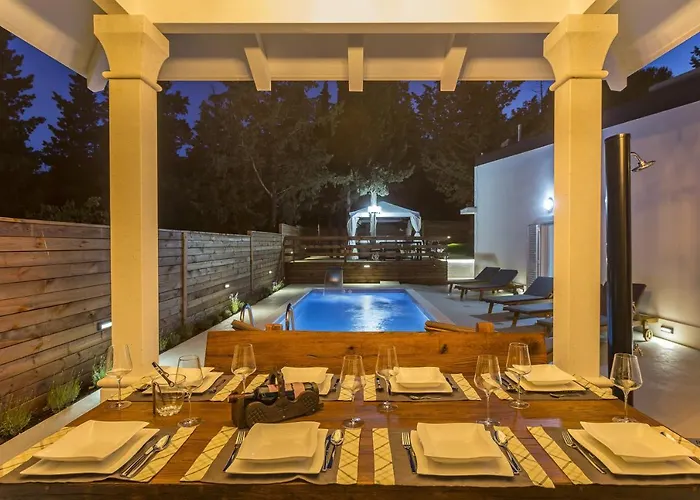 Luxury With A Swimming Pool - 13408