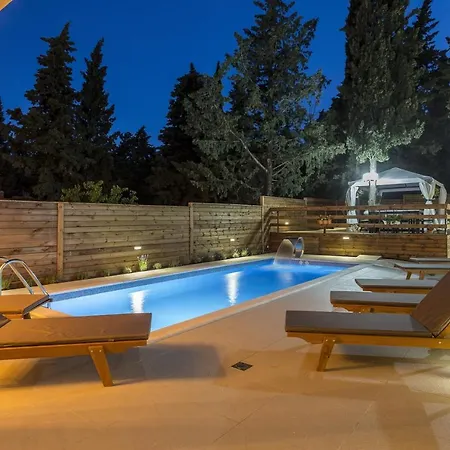 Luxury With A Swimming Pool - 13408 * スプリト