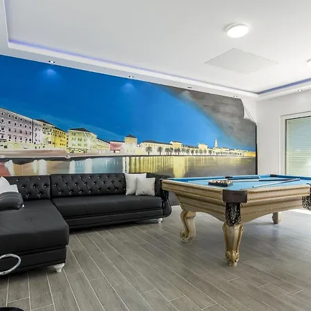 Luxury With A Swimming Pool - 13408 * スプリト